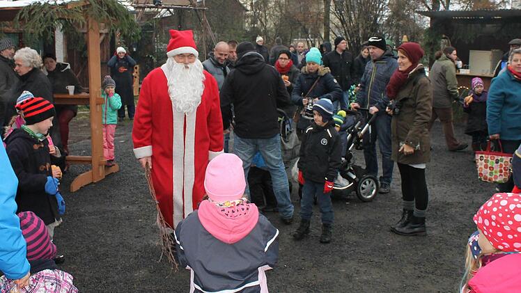 Höhepunkt für die kleinen Gäste war der Besuch des Nikolaus, der für jedes Kind eine Kleinigkeit dabei hatte.