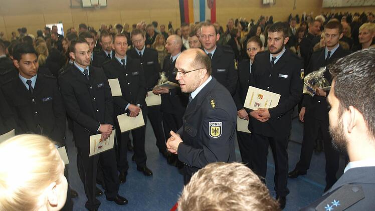 Auskünfte erhielten die neu ernannten Polizeimeister/innen von Mitarbeitern der künftigen Dienststellen. Auf unserem Foto steht Polizeidirektor Edgar Dommermuth - vor Jahren leitete er das BPOLAFZ Oerlenbach - vom Flughafen München Rede und Antwort.  Foto: Stefan Geiger
