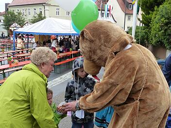 Vor allem bei den kleinen Gästen war der Stettfelder Bär (Holger Zehner) beliebt, hatte er doch Gummibärchen für sie im Gepäck. Fotos: Christian Ziegler