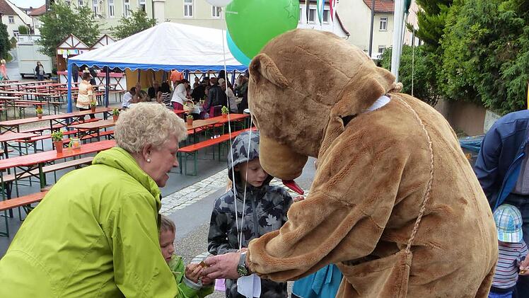 Vor allem bei den kleinen Gästen war der Stettfelder Bär (Holger Zehner) beliebt, hatte er doch Gummibärchen für sie im Gepäck. Fotos: Christian Ziegler