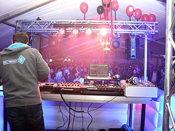 DJ Martin Pohlers hatte die größten Hits aus den 70er und 80er Jahren dabei.  Foto: Richard Sänger