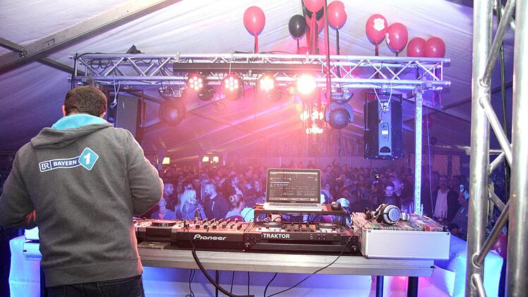 DJ Martin Pohlers hatte die größten Hits aus den 70er und 80er Jahren dabei.  Foto: Richard Sänger