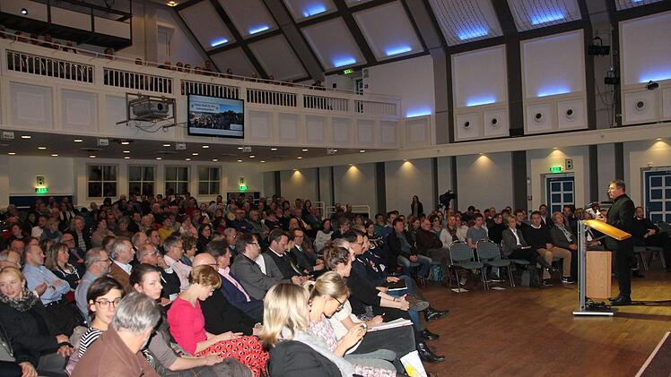 Volles Haus: Oberbürgermeister Henry Schramm (rechts) konnte am Montagabend in der Stadthalle den Kulmbacher Bürgern bereits einige gute Nachrichten in Sachen Uni-Campus überbringen.Stadt Kulmbach