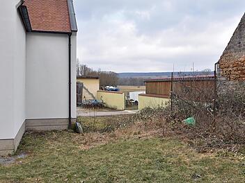 Zwischen dem Feuerwehrgerätehaus in Wonfurt (links) und der Firma Schramm (rechts) möchte die Gemeinde einen Jugendraum in Form von Containern schaffen sowie am Eck des Feuerwehrgerätehauses (links vorne) ein Gebäude mit sanitären Anlagen errichten.Ulrike Langer