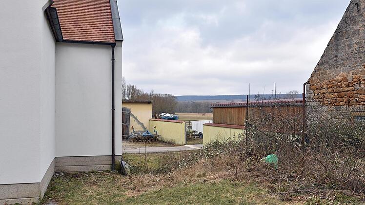 Zwischen dem Feuerwehrgerätehaus in Wonfurt (links) und der Firma Schramm (rechts) möchte die Gemeinde einen Jugendraum in Form von Containern schaffen sowie am Eck des Feuerwehrgerätehauses (links vorne) ein Gebäude mit sanitären Anlagen errichten.Ulrike Langer