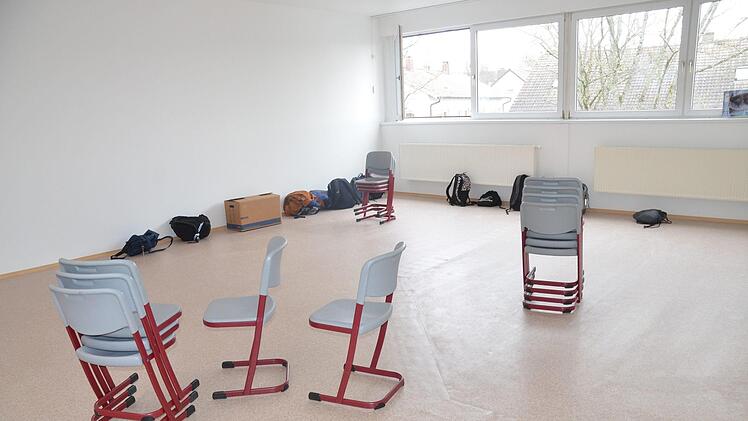 Der neue Klassenraum füllt sich.