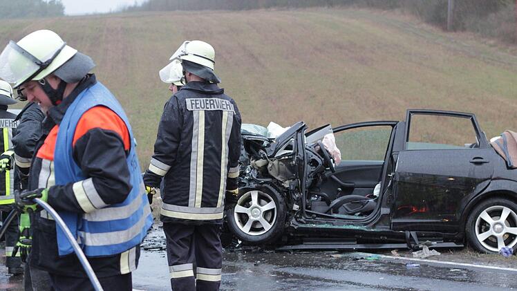 In Unterfranken ist es zu einem schweren Verkehrsunfall mit drei Toten gekommen. Foto: Patzak/News5