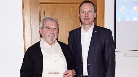 Bürgermeister Michael Ziegler (rechts) dankte Günther Hofmann, der seit 35 Jahren dem Eltmanner Stadtrat angehört.  Foto: Sabine Weinbeer