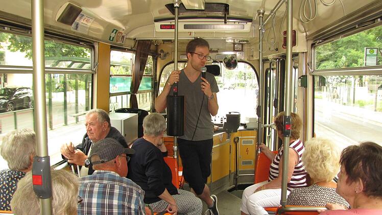 Manuel Widmann erzählte den Coburgern während der Stadtrundfahrt mit der Trambahn kurzweilige Geschichten über Augsburg. Fotos: Martin Koch