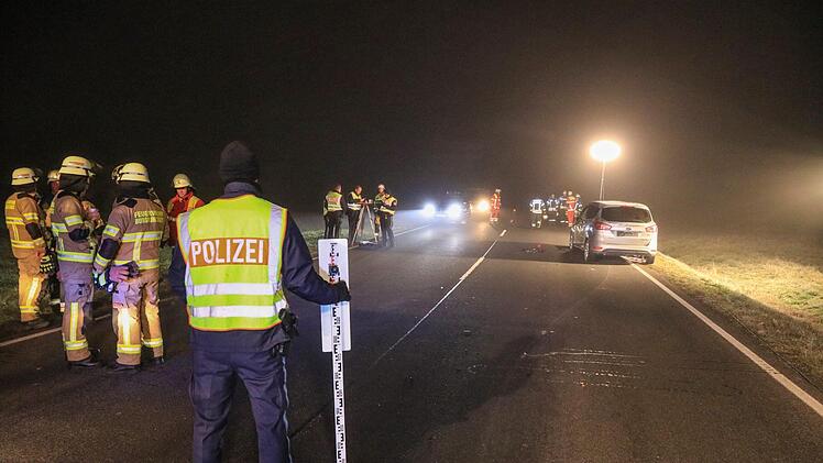 Im Landkreis Lichtenfels hat sich in der Nacht von Samstag auf Sonntag ein schwerer Unfall ereignet. Auf der B289 erfasste eine 78-J&auml;hrige  einen betrunkenen 20-J&auml;hrigen mit ihrem Wagen.  Foto:  Merzbach / News5
