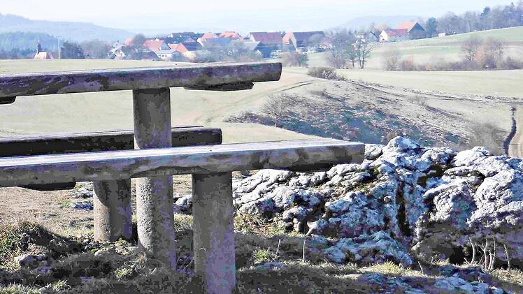 Blick vom G&ouml;rauer Anger auf das idyllische Dorf, das ihm seinen Namen gab.