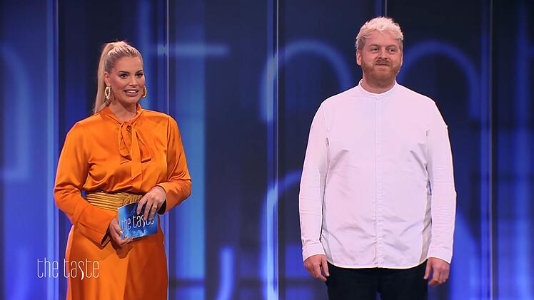 Angelina Kirsch begrüßt den Gast-Koch der Folge, Vegan-Koryphäe Ricky Saward.