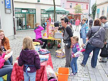 Das  Stadtfest stieß nach Angaben der Organisatoren auf viel Interesse. Unser Foto zeigt den Kinderflohmarkt in der Rosenau.  Foto: Friedwald Schedel