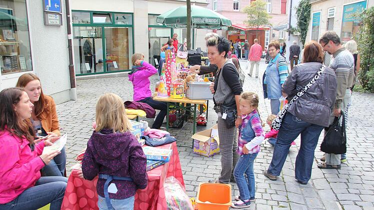Das  Stadtfest stieß nach Angaben der Organisatoren auf viel Interesse. Unser Foto zeigt den Kinderflohmarkt in der Rosenau.  Foto: Friedwald Schedel
