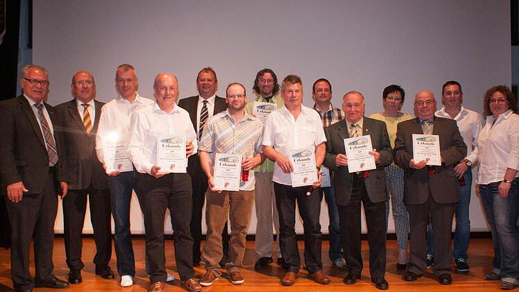 Gleich eine Vielzahl von Mitgliedern konnte am gro&szlig;en Ehrenabend f&uuml;r 20 Jahre Mitgliedschaft im 1. Skk Ha&szlig;furt geehrt werden.