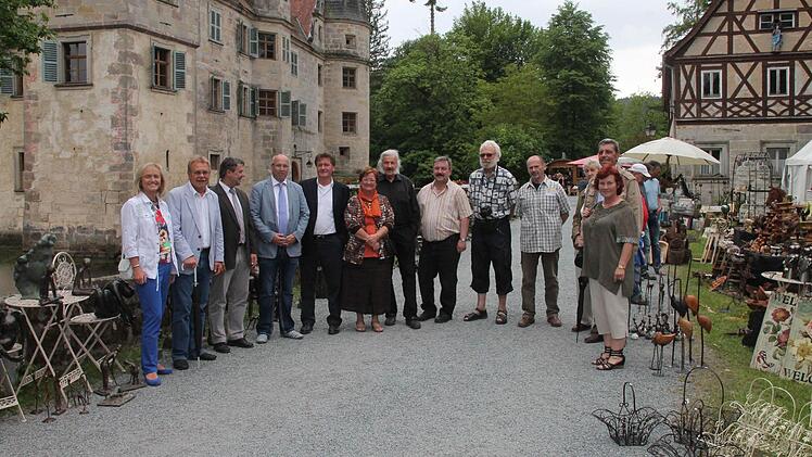 Am vergangenen Wochenende verwandelte sich der Park des Wasserschlosses Mitwitz beim 5. Fränkischen Gartenfest in ein Blütenmeer und Gartenparadies. Foto : Herbert Fischer
