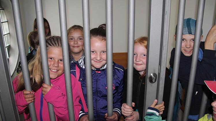 Fröhliche Gesichter hinter Gittern gibt es eher selten, bei den Kids schon, mussten sie nur für kurze Zeit "gesiebte Luft" schnuppern.   Foto: Helmut Will
