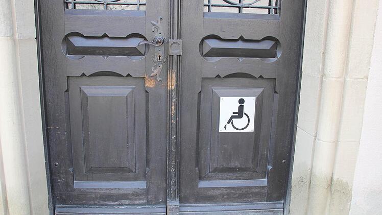 Zugang für Rollstuhlfahrer an der evangelischen Kirche in Bad Kissingen. Foto: Heike Beudert