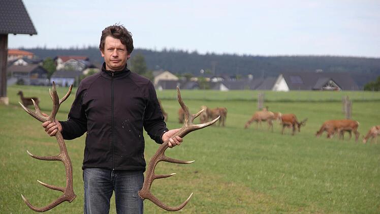 Matthias Baumgärtner mit den fünf Kilo schweren Geweihstangen des Platzhirsches, die dieser im Februar abgeworfen hat. Inzwischen ist das Geweih schon stattlich nachgewachsen, aber noch mit Bast überzogen.   Fotos: Friedwald Schedel