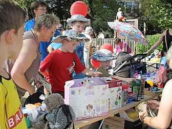 Auf dem riesigen Flohmarkt verkaufen Kinder ihre nicht mehr altersgemäßen Spielsachen an Kinder, die sich diese Dinge wünschen. Ein gutes Geschäft für alle. Foto: Archiv/Dagmar Besand