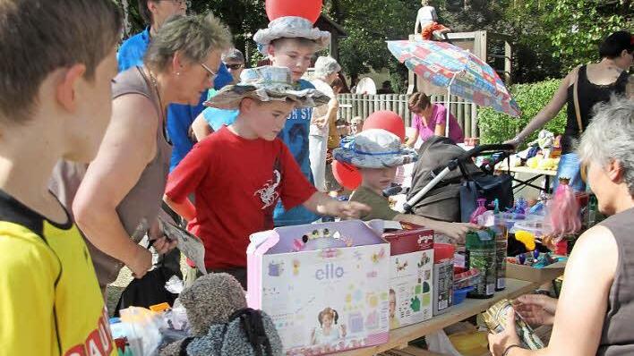 Auf dem riesigen Flohmarkt verkaufen Kinder ihre nicht mehr altersgemäßen Spielsachen an Kinder, die sich diese Dinge wünschen. Ein gutes Geschäft für alle. Foto: Archiv/Dagmar Besand