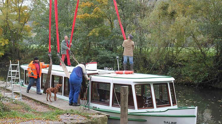 Vor dem Anheben müssen die Gurte unter das Boot. Foto: Mäuser