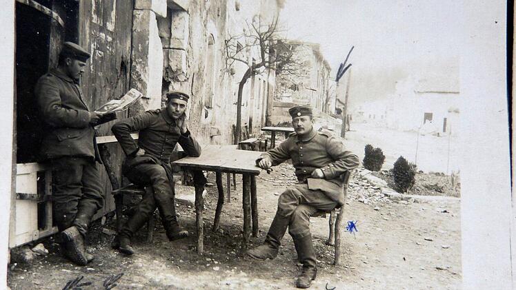 Diese Fotokarte - Titel: Eingang zur Kellerwohnung - schickte Kaspar Detzel am 2. April 1915 seiner Mutter.