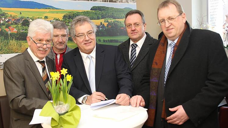 Ein wichtiger Höhepunkt war die Unterzeichnung der Kostenvereinbarung vom Amt für ländliche Entwicklung (von links): Geschäftsführer Wofldietrich Fäcks, Landrat Michael Busch, Wolfgang Kiesling, Bürgermeister Udo Siegel, Walter Albert. Foto: Michael Stelzner