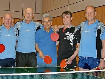 Ohne Niederlage wurde die TS Kronach IV Meister der 4. Kreisliga Ost. Unser Bild zeigt das erfolgreiche Team mit (von links) Alfred Zwosta, Alfred Leppert, Stephan Kefurt, Ali Yildiz Kamil, Viktor Busch, Karl-Heinz Lehmann und Willi Herold. Foto: Hans Franz