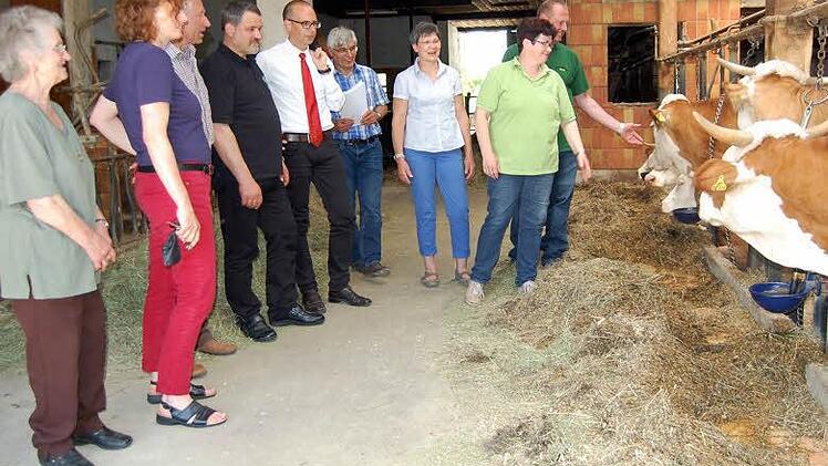 Im Hof von Landwirt Seelmann werden 35 Milchkühe gehalten. Im Bild von links: Oma Erika Esser, Martina Weiss, stellvertretender BBV-Kreisobmann Rudi Steuer, Michael Bienlein, Christian Meißner, Hans Rebelein, Marion Warmuth, Manuela und Stefan Seelmann - sie alle haben etwas gegen das bevorstehende Verbot der Anbindehaltung.  Foto: Andreas Welz