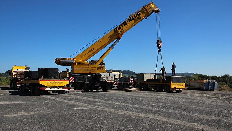 Bei Johannisthal steht ein 220-Tonnen-Kran, um die Betonteile von den Tiefladern zu heben. Foto: Friedwald Schedel