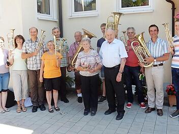 Der Posaunenchor Affalterthal mit Bürgermeister Stefan Förtsch (2. v. r.) gratulierte dem Jubelpaar (M.). Foto: Reinhard Löwisch