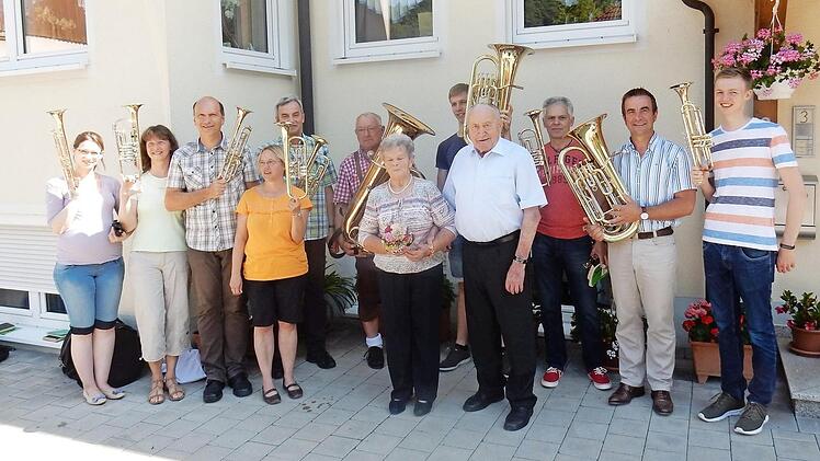 Der Posaunenchor Affalterthal mit Bürgermeister Stefan Förtsch (2. v. r.) gratulierte dem Jubelpaar (M.). Foto: Reinhard Löwisch