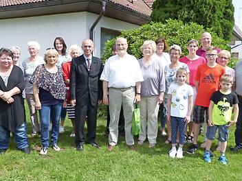 Norbert Schmidt (Mitte) mit seiner Ehefrau Antonia im Kreise der Familie, Nachbarn, Freunde und Bekannten  Foto: Klaus-Peter Wulf