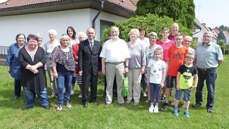 Norbert Schmidt (Mitte) mit seiner Ehefrau Antonia im Kreise der Familie, Nachbarn, Freunde und Bekannten  Foto: Klaus-Peter Wulf