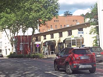 Die frühere Tankstelle und Kfz-Werkstatt Dörnhöfer in der Pestalozzistraße 9 - gelbes Flachgebäude - wird abgerissen. Dort entsteht ein Komplex mit 71 Wohnungen.  Foto: Stephan Tiroch