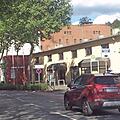 Die frühere Tankstelle und Kfz-Werkstatt Dörnhöfer in der Pestalozzistraße 9 - gelbes Flachgebäude - wird abgerissen. Dort entsteht ein Komplex mit 71 Wohnungen.  Foto: Stephan Tiroch