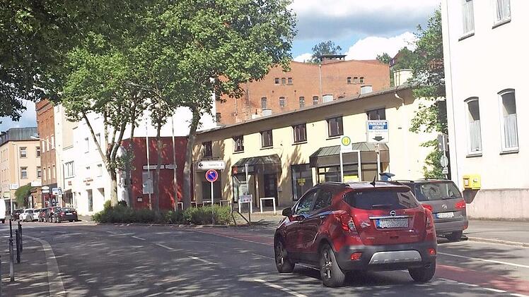 Die frühere Tankstelle und Kfz-Werkstatt Dörnhöfer in der Pestalozzistraße 9 - gelbes Flachgebäude - wird abgerissen. Dort entsteht ein Komplex mit 71 Wohnungen.  Foto: Stephan Tiroch