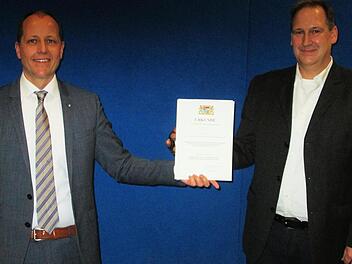 Seit fast 19 Jahren ist Volker Partsch (rechts) im Gemeinderat Elfershausen präsent, er ist 3. Bürgermeister und Kreisrat. Bürgermeister Johannes Krumm (links) ihm die Dankesurkunde des bayerischen Innenministers.