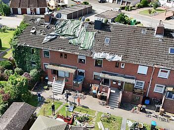M&ouml;glicher Tornado rei&szlig;t D&auml;cher in Gl&uuml;ckstadt ab