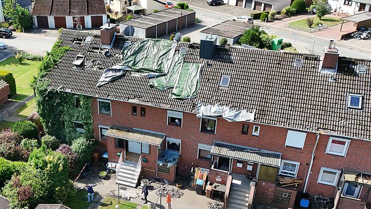 M&ouml;glicher Tornado rei&szlig;t D&auml;cher in Gl&uuml;ckstadt ab