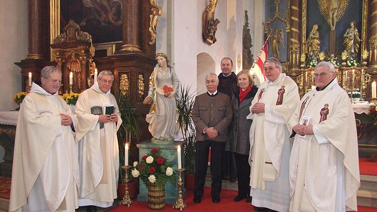 Das Bild zeigt von links: Pater Gero Kotschy, Pater Martin Domogolla, Günther Metz, Pater Stanislaus Wentowski, Annie Metz, Generalvikar Dr. Karl Hillenbrand und Pater Eberhard Sievers.
