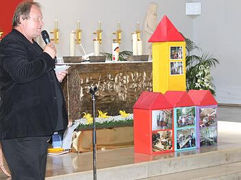 Johannes Eirich stellte die Bausteine der Pfarrei vor, die ein Gesamtbild der Kirche ergaben. Foto: may