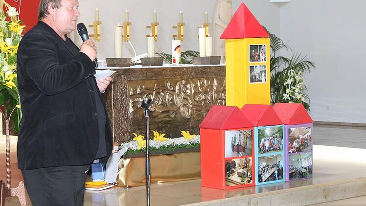 Johannes Eirich stellte die Bausteine der Pfarrei vor, die ein Gesamtbild der Kirche ergaben. Foto: may