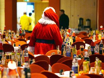 Mancher Weihnachtsmann wirkt in diesen Tagen etwas überfordert - was man vom Christkind nicht behaupten kann. Foto: dpa