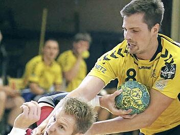 Nicola Franke packte am Freitagabend in der Bad Hersfelder Halle gegen seinen Friesenheimer Gegner mächtig zu, so dass der in dieser Aktion überhaupt keine Chance zum Abschluss hatte. Foto: Friedhelm Eyert