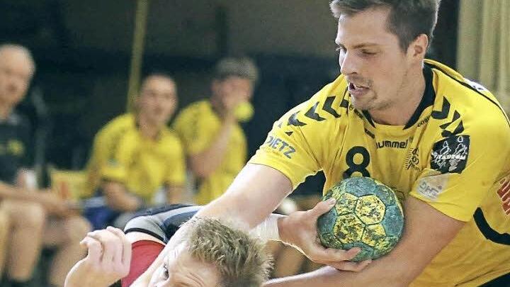 Nicola Franke packte am Freitagabend in der Bad Hersfelder Halle gegen seinen Friesenheimer Gegner mächtig zu, so dass der in dieser Aktion überhaupt keine Chance zum Abschluss hatte. Foto: Friedhelm Eyert