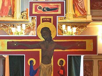Das Kreuz in der Untersteinacher Kirche ist eine Nachbildung des Holz-Kreuzes einer ökumenischen Gemeinschaft im französischen Taizé. Der Fuß ist eine Kombination aus Kreuz und Taube. Das so genannte Taizé-Kreuz tragen die Anhänger dieser Gemeinschaft oft an einer Kette um den Hals. Foto: Thomas Heuchling