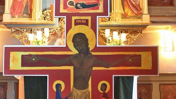Das Kreuz in der Untersteinacher Kirche ist eine Nachbildung des Holz-Kreuzes einer ökumenischen Gemeinschaft im französischen Taizé. Der Fuß ist eine Kombination aus Kreuz und Taube. Das so genannte Taizé-Kreuz tragen die Anhänger dieser Gemeinschaft oft an einer Kette um den Hals. Foto: Thomas Heuchling
