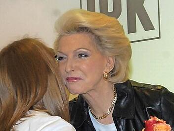 Für Rosen und Geschenke dankte Maria-Elisabeth Schaeffler-Thumann beim Azubi-Treffen des Unternehmens in Herzogenaurach mit einem Küsschen.  Fotos: Bernhard Panzer